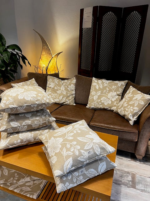 Dekoratiivpadi “Õieline klassika” 55 × 55 cm.